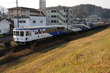 奥出雲おろち号、玖村駅にて