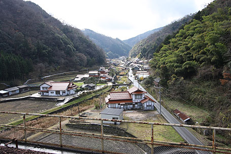 三江線宇都井駅ホームからの景色