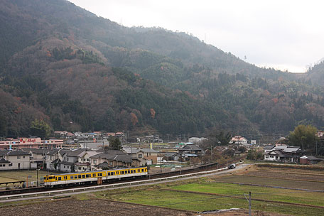 芸備線　白木山～狩留家間　白木山駅に停車する芸備線