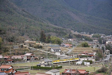 芸備線　白木山～狩留家間　集落を走る芸備線