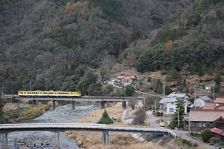 芸備線　白木山～狩留家間　橋をわたる芸備線を遠くから