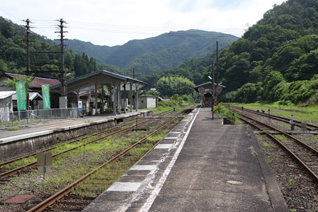 芸備線 備後落合駅２番ホームから新見方面をみる