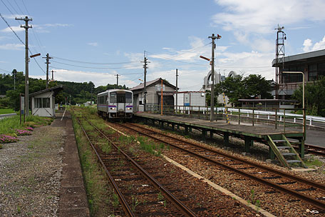 芸備線 高駅に停車する備後落合行きキハ120系