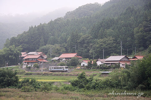 三江線 式敷～香淀の集落を走るキハ120系