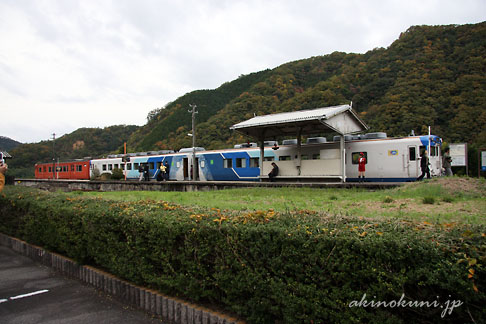 三江線 式敷に停車している ほのぼのSUN-IN