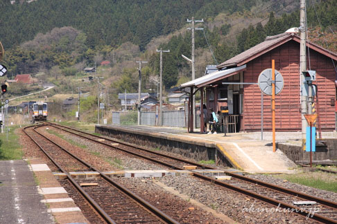 芸備線矢神駅にやってきたキハ120形