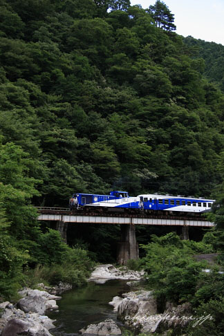 木次線 油木～備後落合間を走る奥出雲おろち号 8422