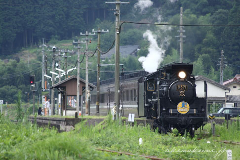 篠目駅に停車するSLやまぐち号