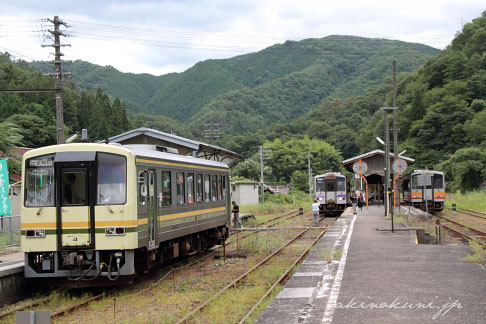 備後落合駅 14時過ぎ芸備線上り・下り、木次線の3両が揃う