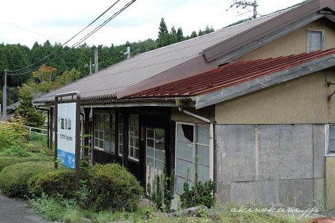 芸備線道後山駅 ホームから駅舎を