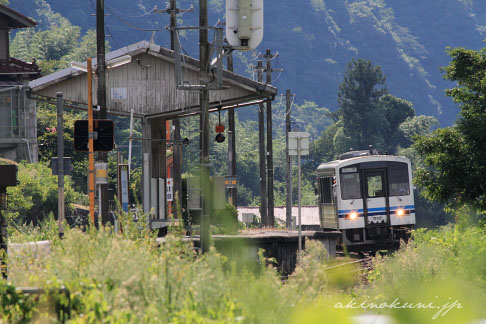 式敷駅に到着する三江線口羽発三次行き普通列車 427D