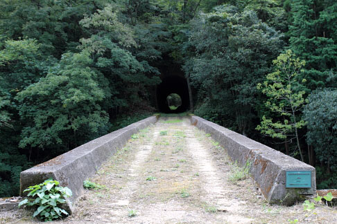 今福線 県道301号 アーチ橋とトンネル（今福側をみる）