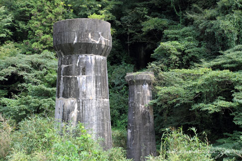 今福線 県道301号 2つの橋脚と先にトンネル（今福側をみる）