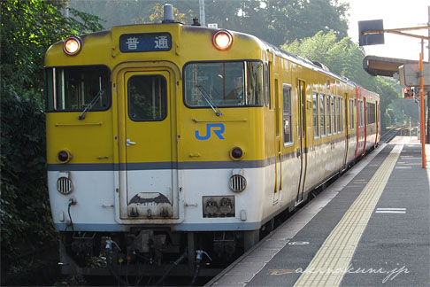 戸坂駅に停車した三次方面行きワンマン列車