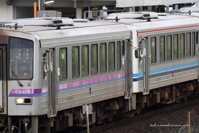 玖村駅に停車する1832D（キハ120系3両編成） 1両目と2両目