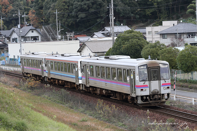 玖村駅を出発した1832D（キハ120系3両編成）