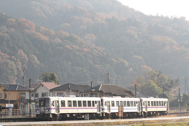 白木山駅に停車する1832D（キハ120系3両編成）