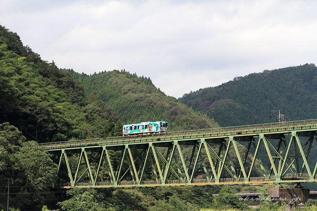 三江線の神楽ラッピング列車 宇都井駅近くの宇都井大橋