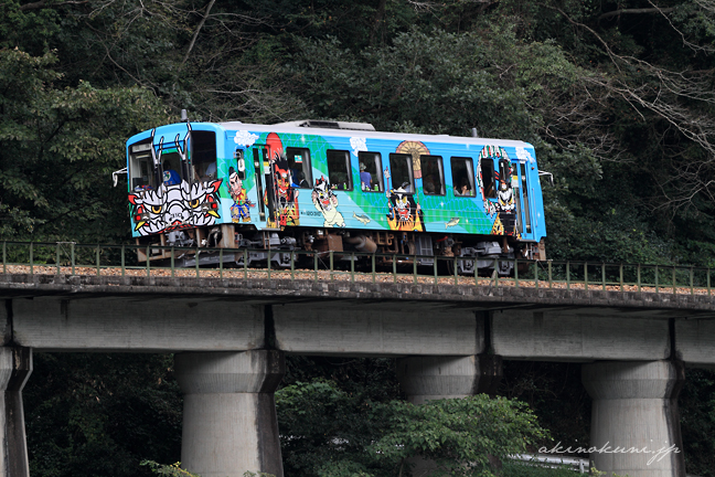 三江線の神楽ラッピング列車 アップで １