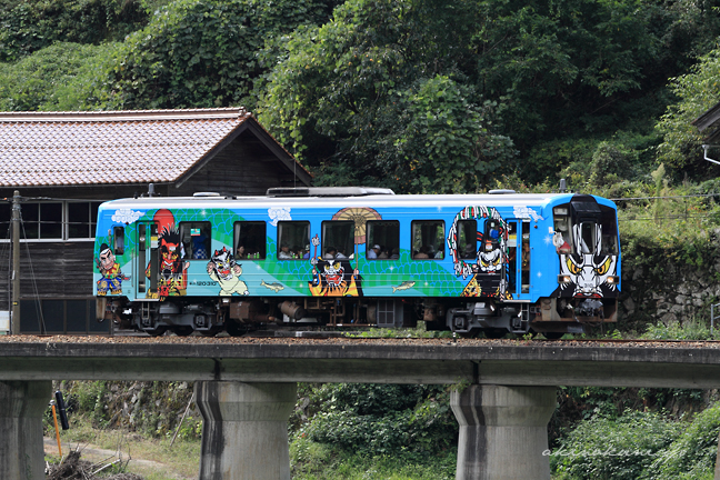 三江線の神楽ラッピング列車 アップで ２