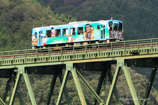 三江線の神楽ラッピング列車 アップで ３