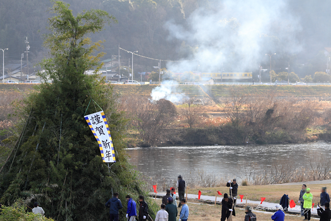 戸坂～安芸矢口間の河原で準備中のとんど