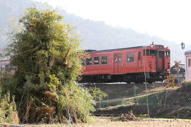 上深川駅近くの線路脇で準備中のとんど