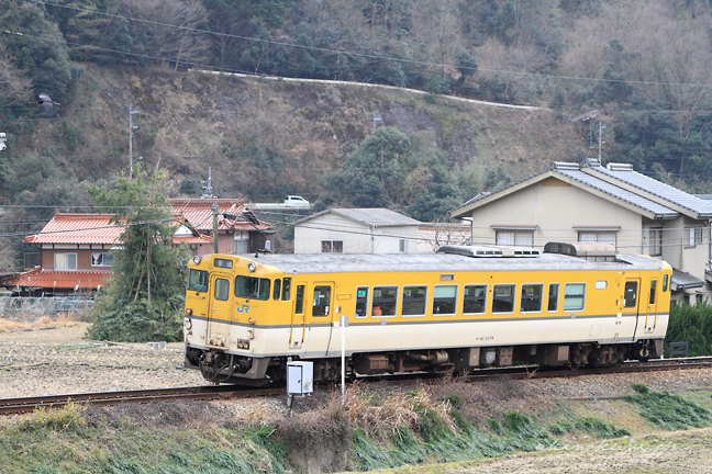 狩留家～白木山口間の農地で準備中のとんど １