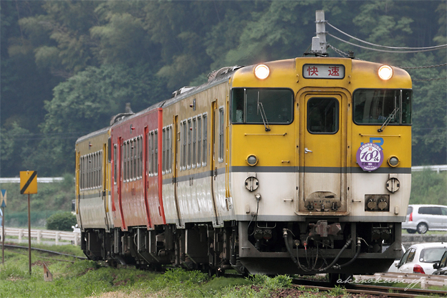 芸備線100周年記念ヘッドマークをつけたみよしライナー 白木山駅を過ぎたところで 2