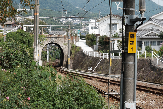 看板の反対側からトンネルを川尻トンネルをみる