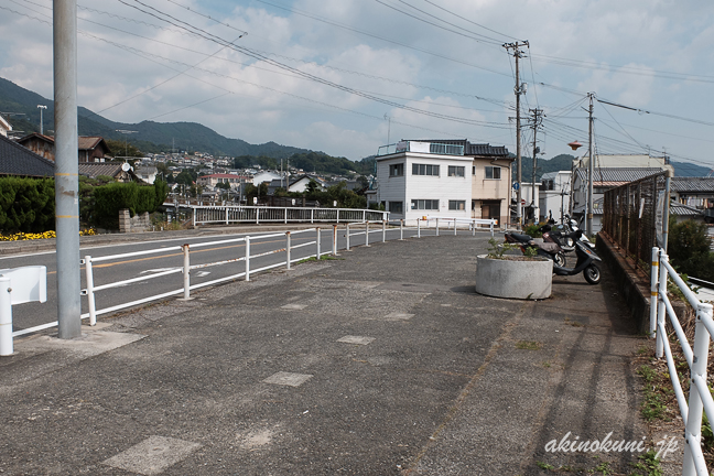 川尻トンネルの上は道が通っています