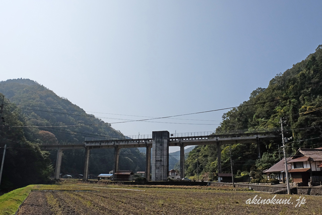 山に挟まれている三江線宇都井駅