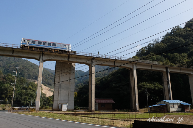 三江線宇都井駅 宇都井駅に停車しているキハ120形