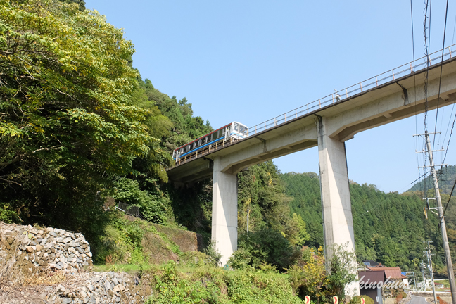 三江線宇都井駅 宇都井駅を出発したキハ120形