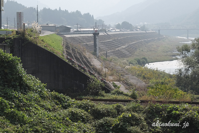 三江線 浜粕淵～浜原間にある陸閘門と江の川