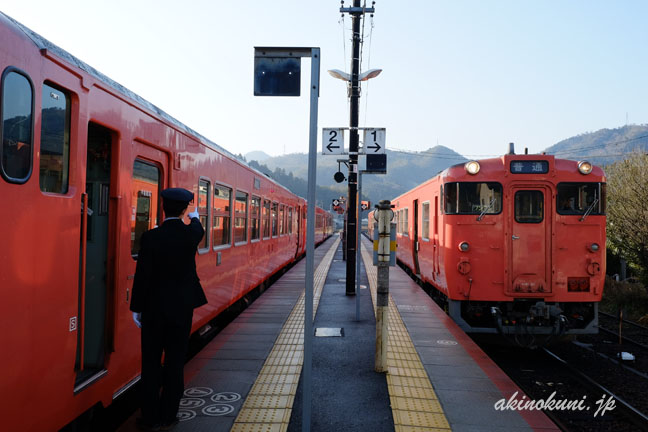 狩留家駅　三次行き　1852D　と　広島行き　1857D　の離合