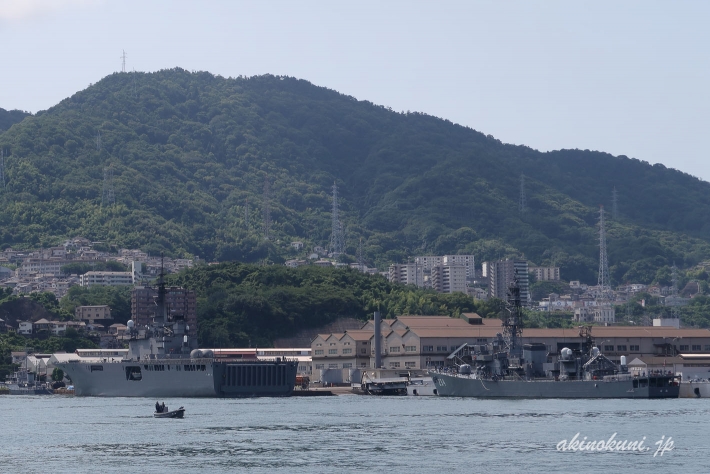 輸送艦「しもきた」と護衛艦「とね」