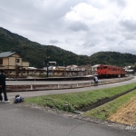 訓練運転に手を振っていた生徒たち