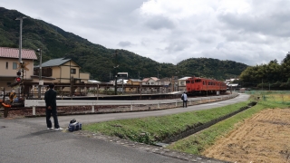 訓練運転に手を振っていた生徒たち