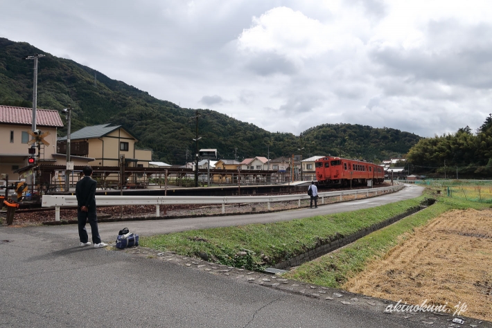 訓練運転に手を振っていた生徒たち