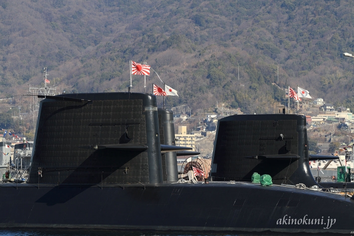 潜水艦の満艦飾 セイルに自衛艦旗