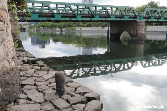 本川橋近くに復元された舟つなぎ石