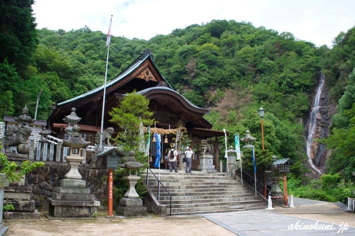 大頭神社拝殿と妹背の滝 雌滝