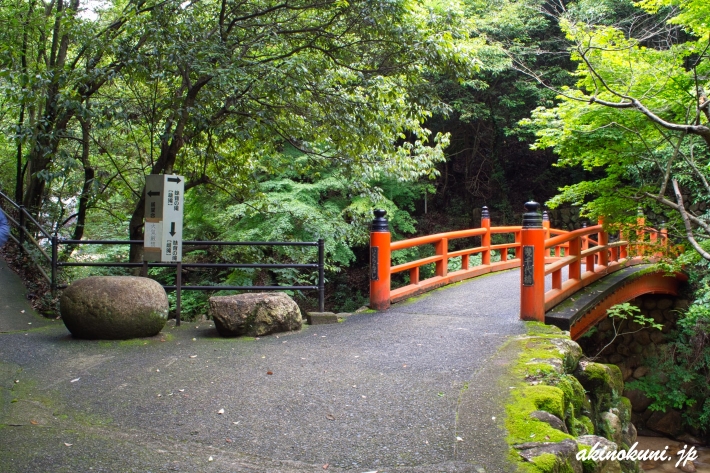 左手は展望台、橋を渡ると雄滝へ