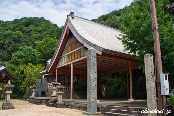 報国神社 右手に見えます