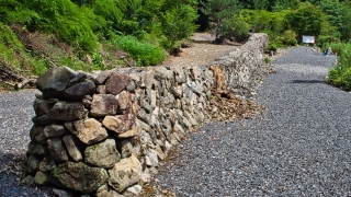 日谷山の石塁 下から