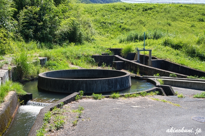 千足池の円筒分水