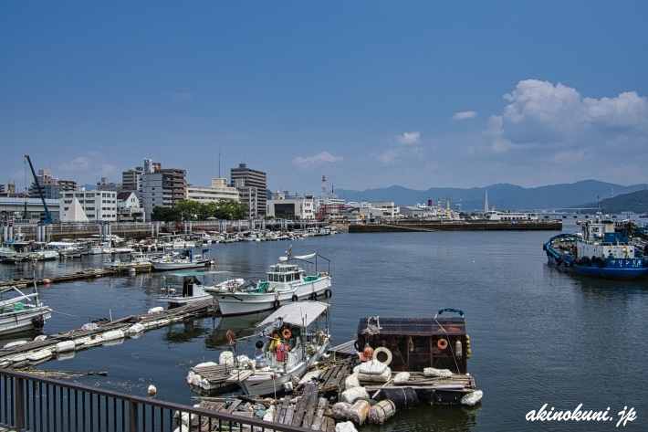 暁橋たもとから見る広島湾