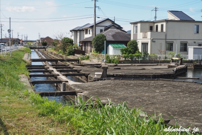 並んでいる水路