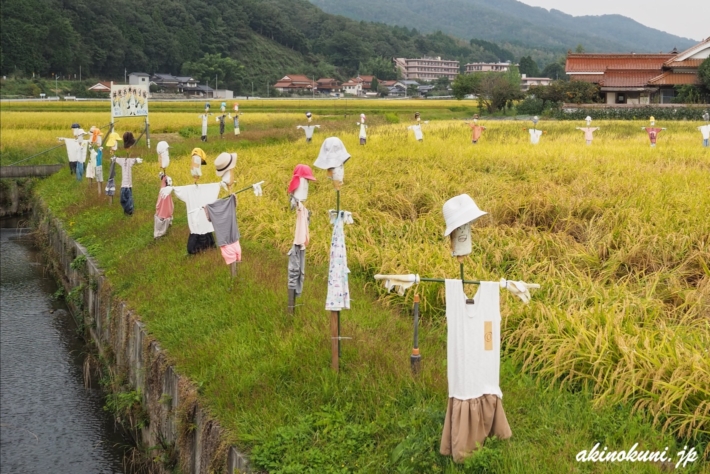 井原小学校の生徒たちによる案山子(かかし)